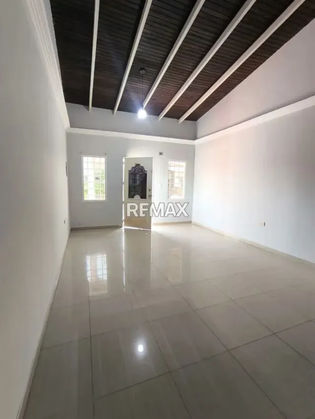 Se Vende Casa en Urbanización Valle de Luna, Sector Tipuro - 2