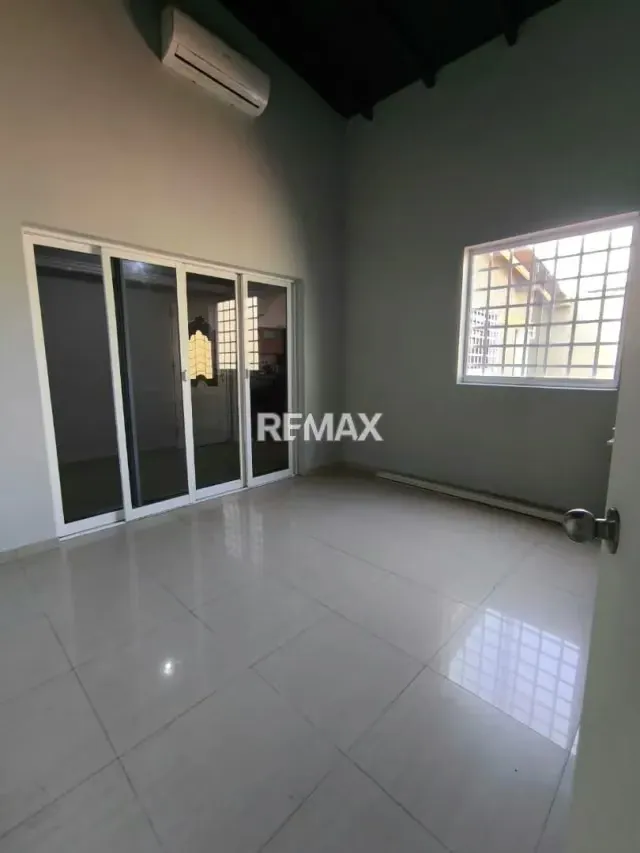 Se Vende Casa en Urbanización Valle de Luna, Sector Tipuro - 4