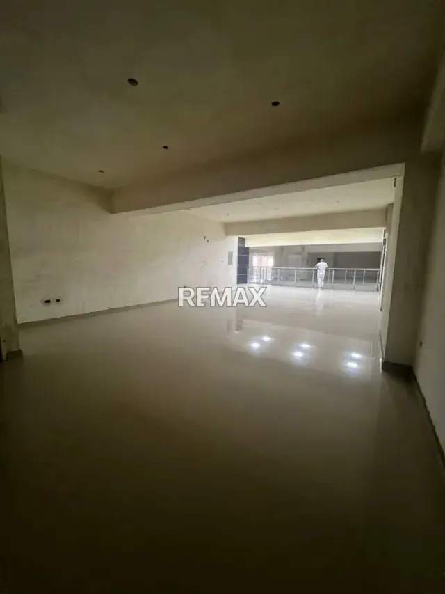 En Venta Local Comercial en la Av. 19 de Abril - 3