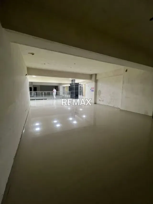 En Venta Local Comercial en la Av. 19 de Abril - 5