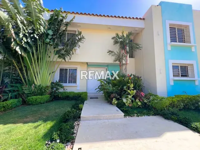 Town House Actualizado y Amoblado en venta en Villa Punta de Palma, Avenida Milagro Norte- Maracaibo