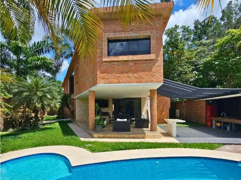 Vendo casa en calle cerrada 677m2 Prados del Este 6480