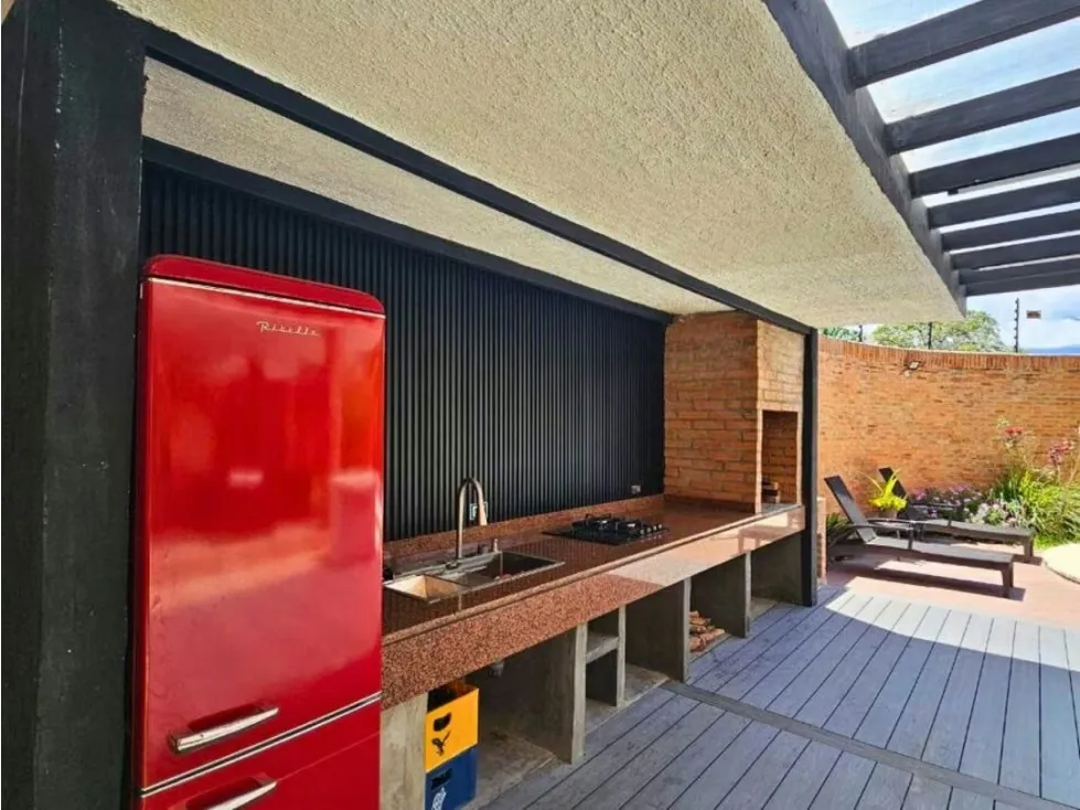 Vendo casa en calle cerrada 677m2 Prados del Este 6480 - 8