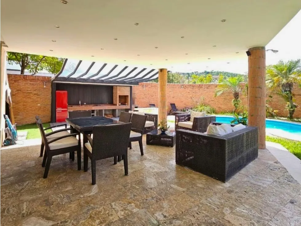 Vendo casa en calle cerrada 677m2 Prados del Este 6480 - 9