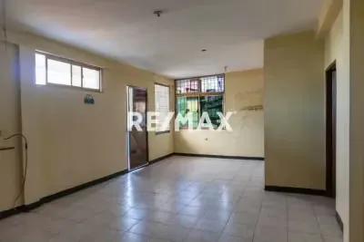 En venta local con apartamentos - 7