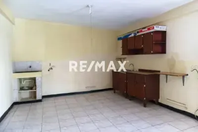 En venta local con apartamentos - 9