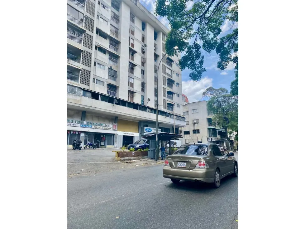 Alquilo local comercial a pie de calle 226m2 Valle Abajo 4768