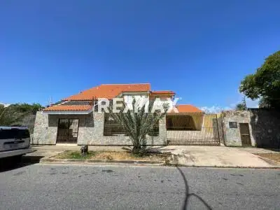 AMPLIA CASA EN VENTA, EN LA URB. COSTA AZUL, A UNA CUADRA DEL C.C LA VELA - ISLA DE MARGARITA