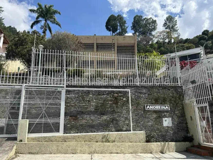 Casa (Multipes Niveles) en Alquiler en Prados del Este, Distrito Metropolitano