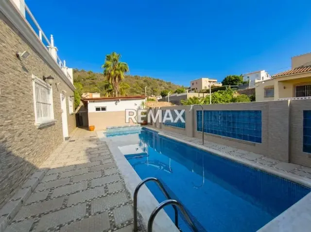 ESPECTACULAR CASA MODERNA CON PISCINA EN URB. PARAISO 1 - 2