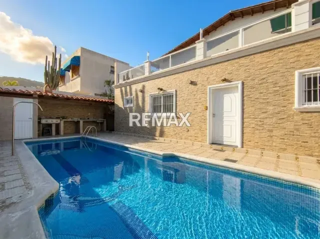 ESPECTACULAR CASA MODERNA CON PISCINA EN URB. PARAISO 1 - 3