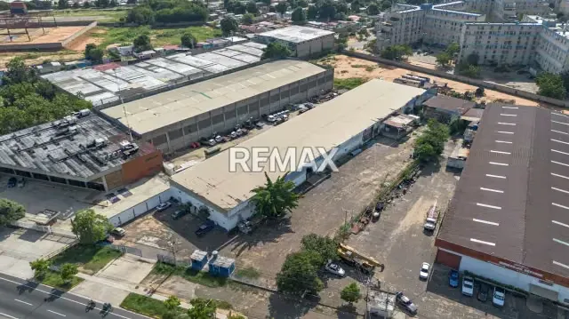 TERRENO CON COMPLEJO DE GALPONES EN LA C2