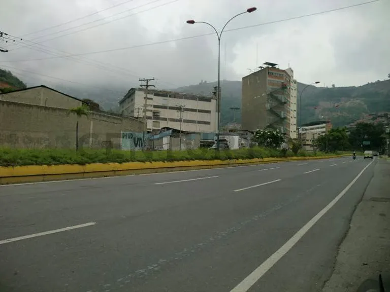 2 galpones ampliamente dividos en su espacio original se les creo 3 oficinas 2 baños y esp