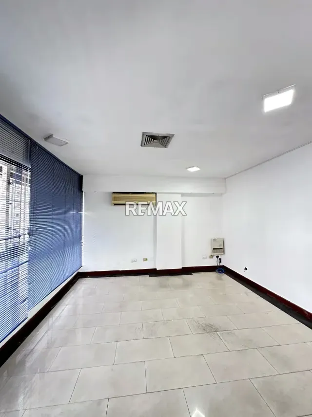 Oficina en Alquiler, Piso bajo, Primera Av. LPG. - 4