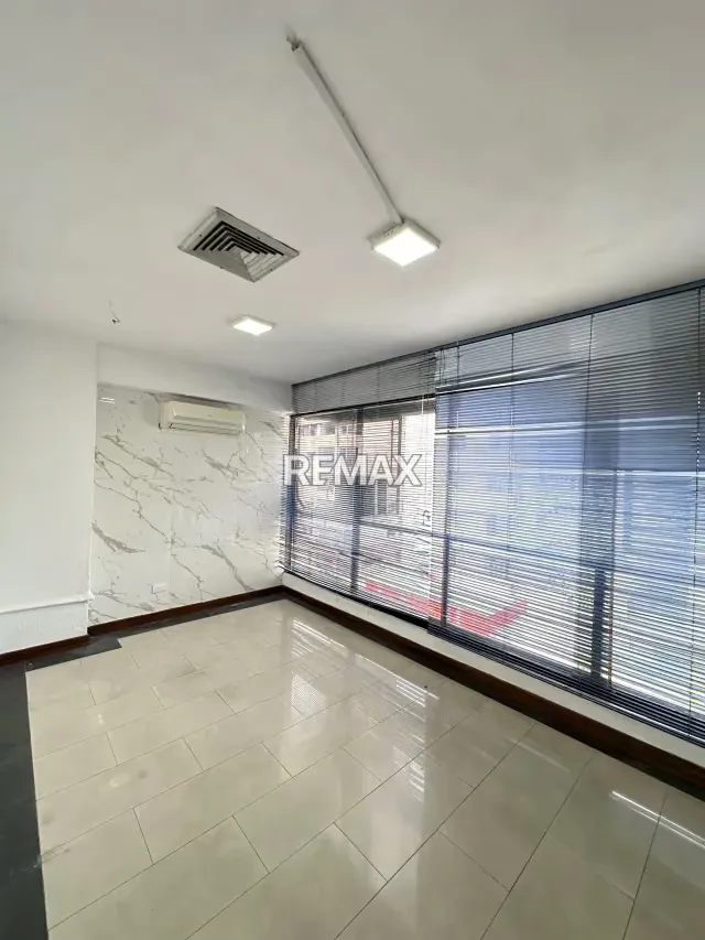 Oficina en Alquiler, Piso bajo, Primera Av. LPG. - 5
