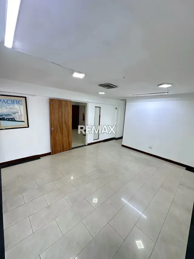 Oficina en Alquiler, Piso bajo, Primera Av. LPG. - 7