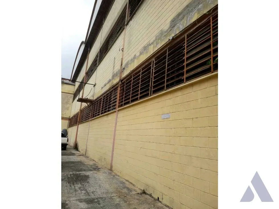 Vendo edificio industrial 3.900m2 Urb San Antonio de Los Altos 4080 - 25