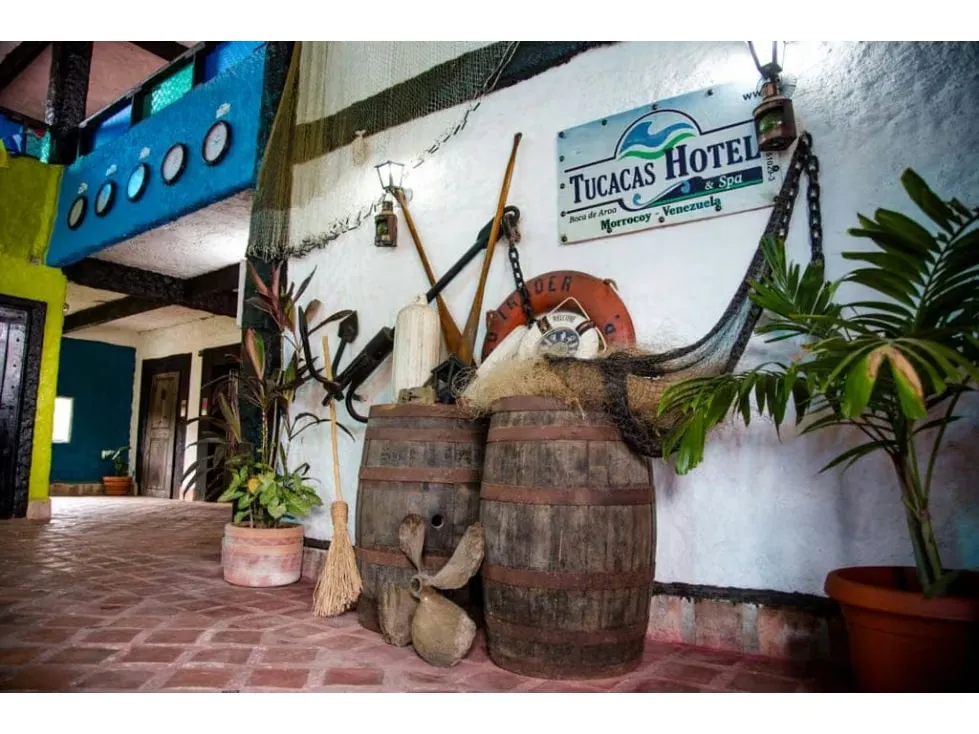 Vendo hotel 3300m2 Tucacas 8630