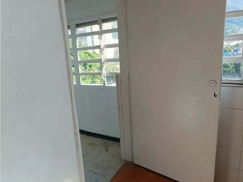 ALQUILO OFICINA LA URBINA DE 150M2 2 BAÑOS 2 P/E - 13