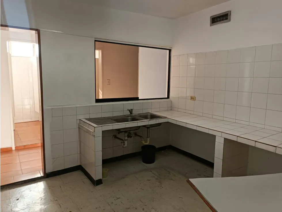 ALQUILO OFICINA LA URBINA DE 150M2 2 BAÑOS 2 P/E - 14