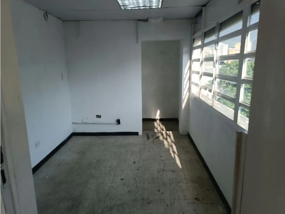 ALQUILO OFICINA LA URBINA DE 150M2 2 BAÑOS 2 P/E - 18