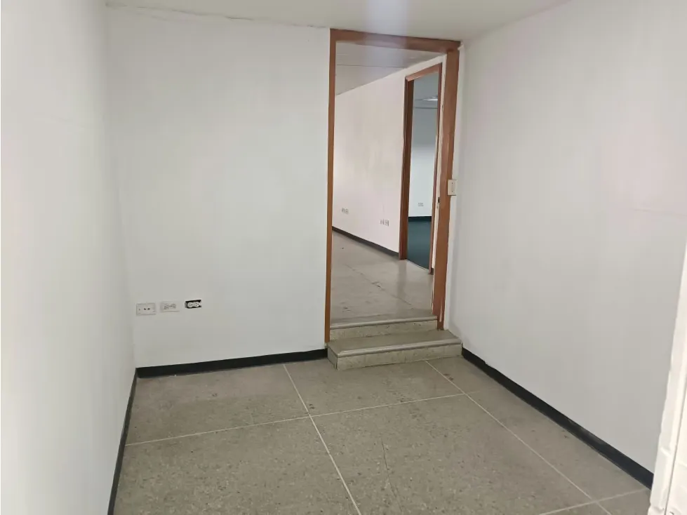 ALQUILO OFICINA LA URBINA DE 150M2 2 BAÑOS 2 P/E - 5