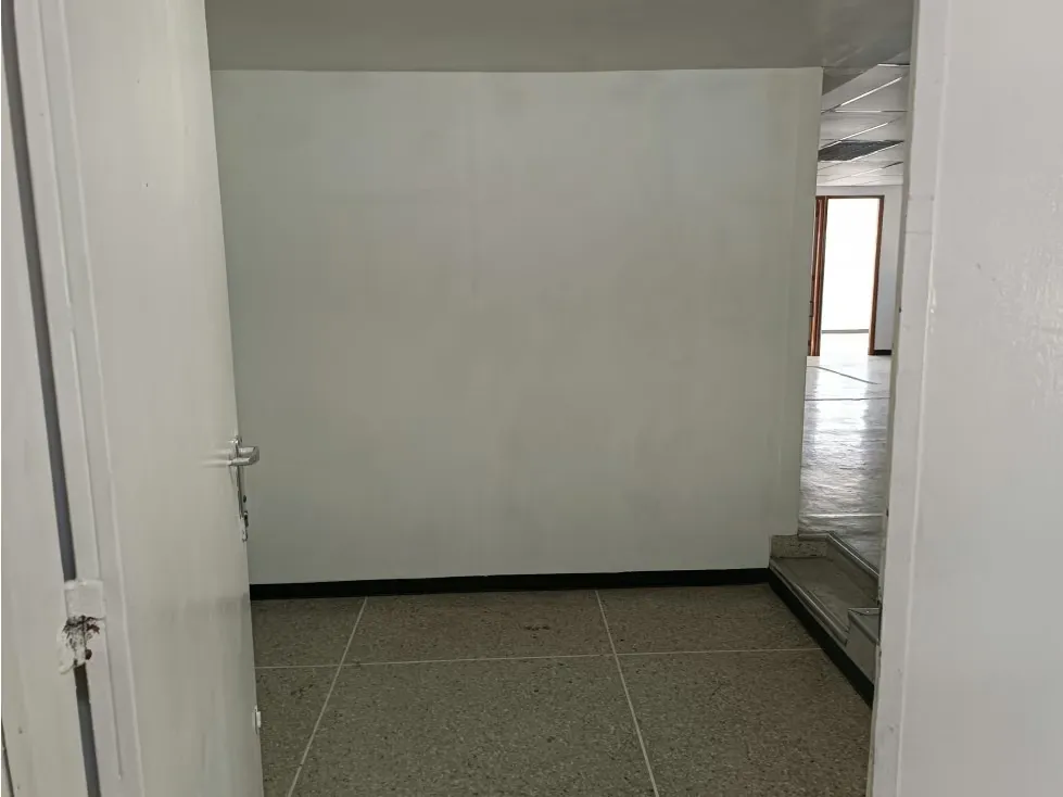 ALQUILO OFICINA LA URBINA DE 150M2 2 BAÑOS 2 P/E - 9
