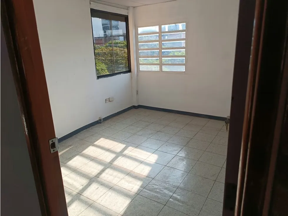 ALQUILO OFICINA LA URBINA DE 150M2 2 BAÑOS 2 P/E - 10
