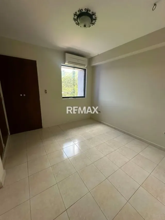 EN VENTA APARTAMENTO EN RES. AGUA MIEL URB LA TRIGALEÑA ALTA - 13