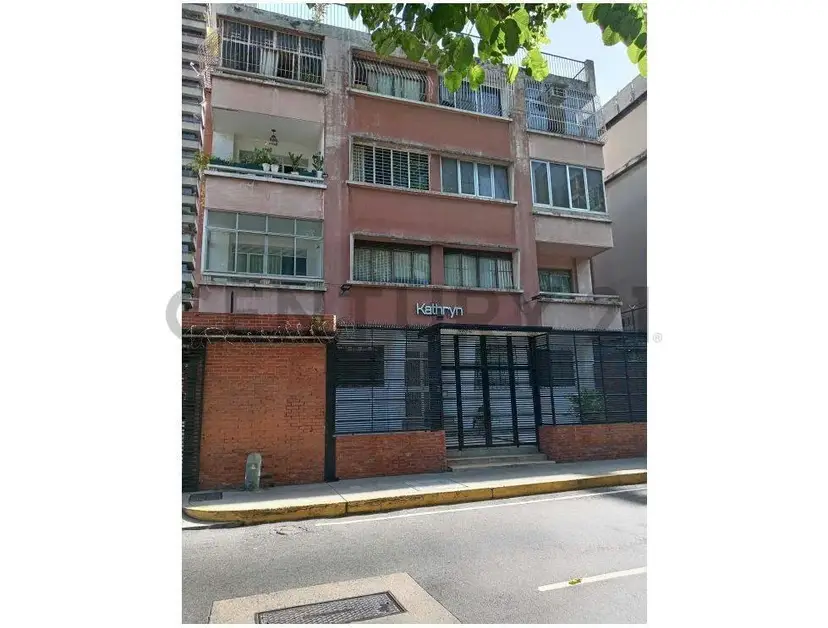 VENTA OFICINA EN CHACAO ZT