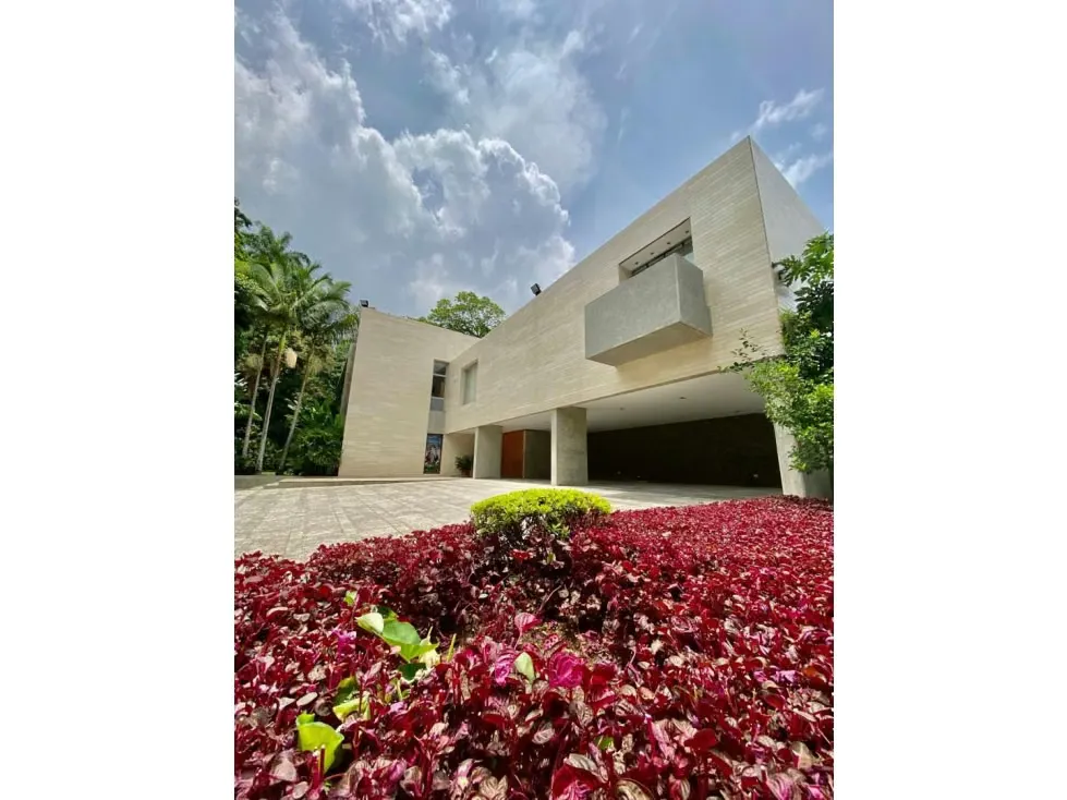 Se vende casa 2400m2 Country Club 4740
