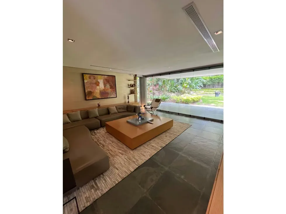 Se vende casa 2400m2 Country Club 4740 - 20