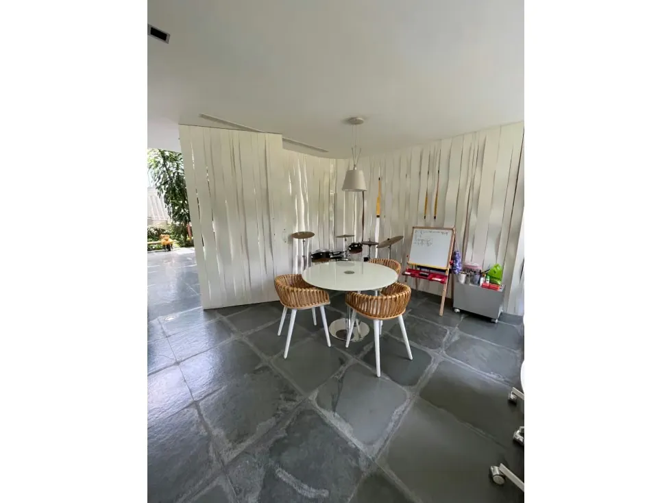 Se vende casa 2400m2 Country Club 4740 - 22