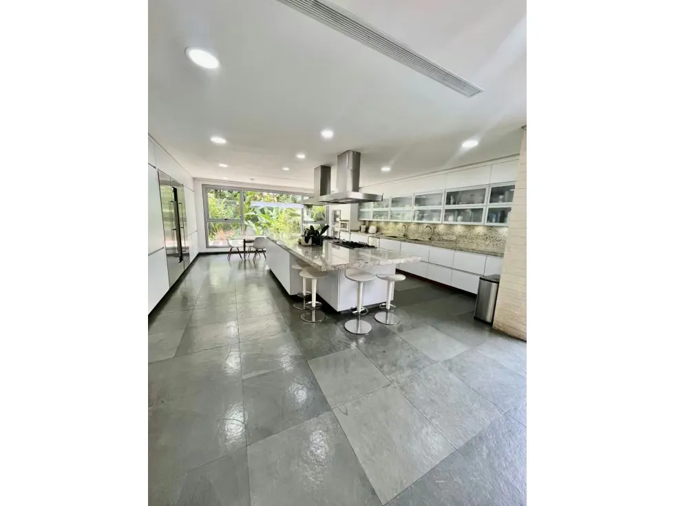 Se vende casa 2400m2 Country Club 4740 - 23