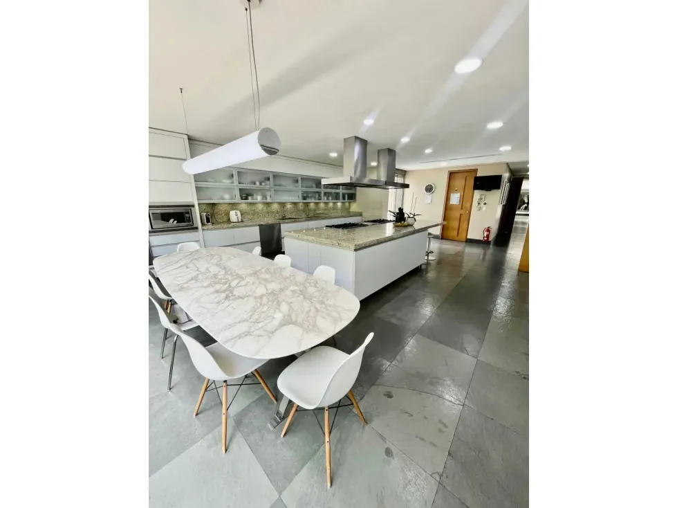 Se vende casa 2400m2 Country Club 4740 - 24