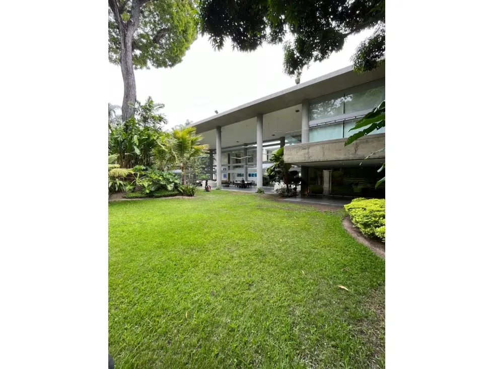 Se vende casa 2400m2 Country Club 4740 - 25