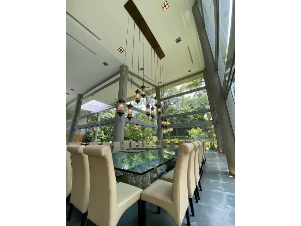 Se vende casa 2400m2 Country Club 4740 - 4