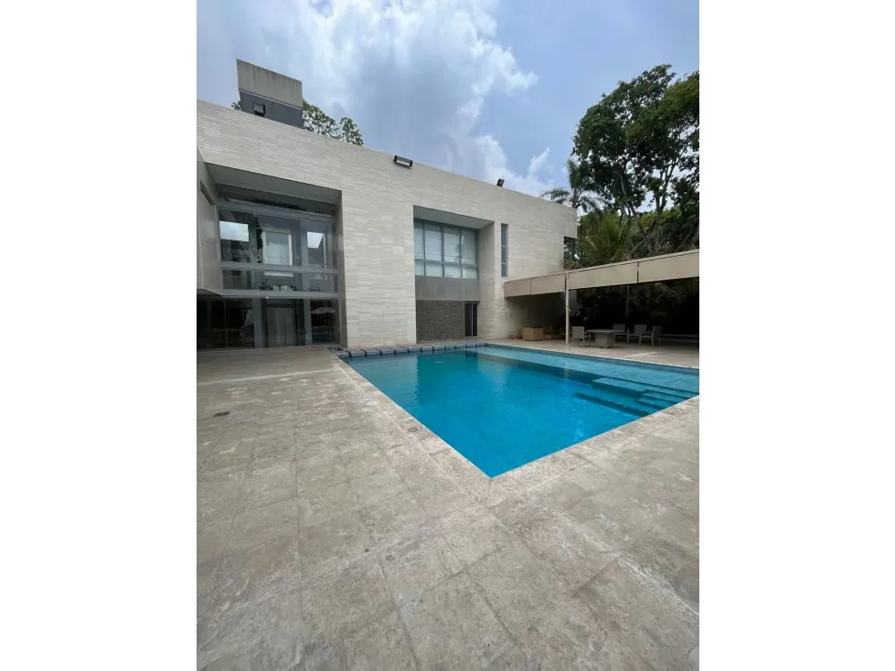 Se vende casa 2400m2 Country Club 4740 - 7