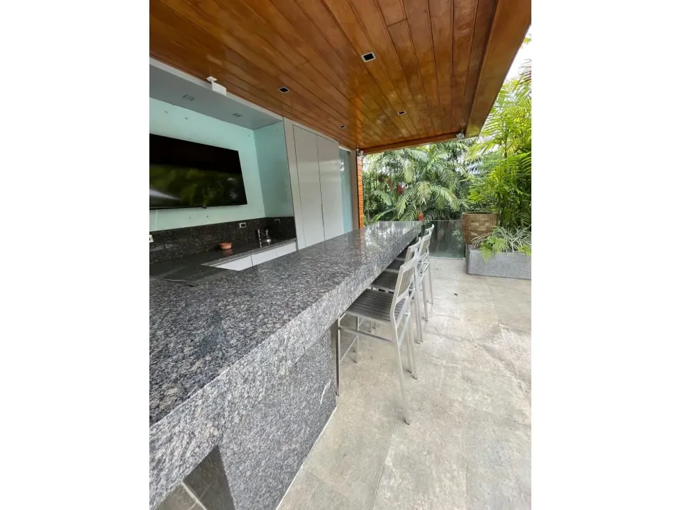 Se vende casa 2400m2 Country Club 4740 - 8
