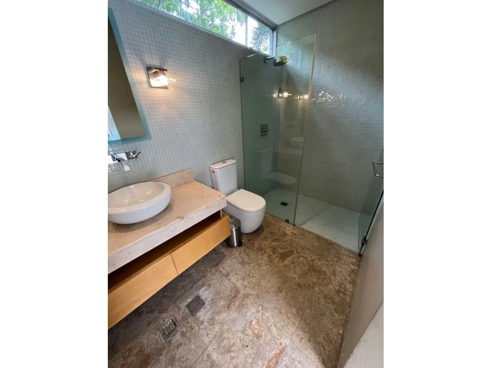 Se vende casa 2400m2 Country Club 4740 - 9