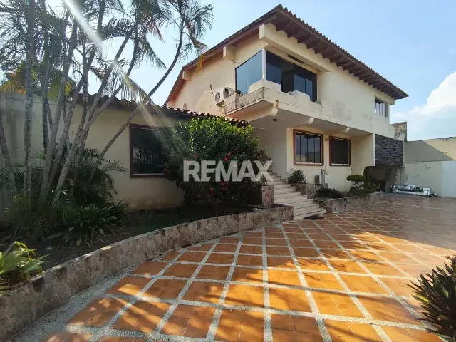 QUINTA EN LA URB. SANTA ELENA CON PISCINA