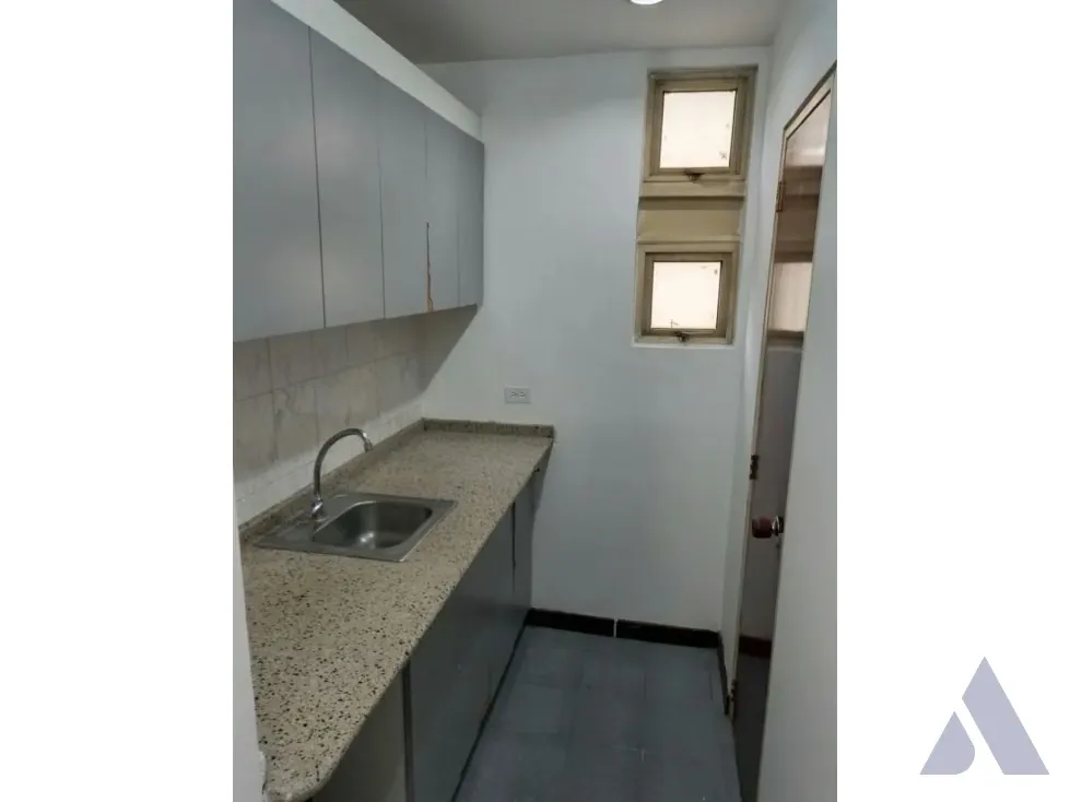 Alquilo oficina 190m2 El Rosal 9531 - 9