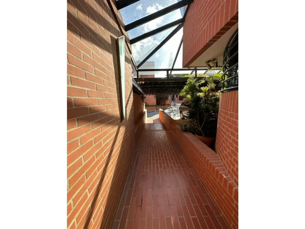 CASA EN VENTA 827 M2 - URB. COLINAS DE TAMANACO - 24