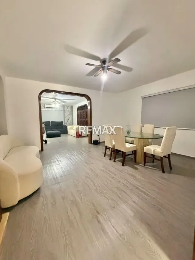 Venta de Casa de dos Niveles en Las Chimeneas Valencia Calle abierta