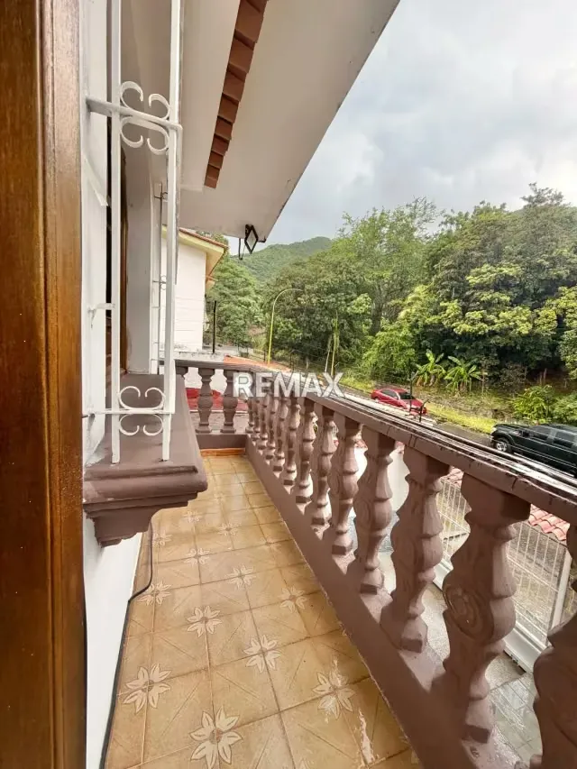 Venta de Casa de dos Niveles en Las Chimeneas Valencia Calle abierta - 16