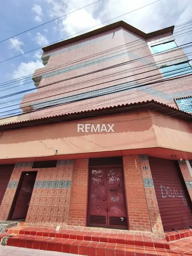 En venta potencial edificio comercial en la calle Páez