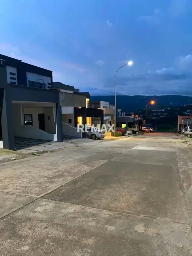 En venta casa ubicada en la Castellana urb los cedros 1. - 6