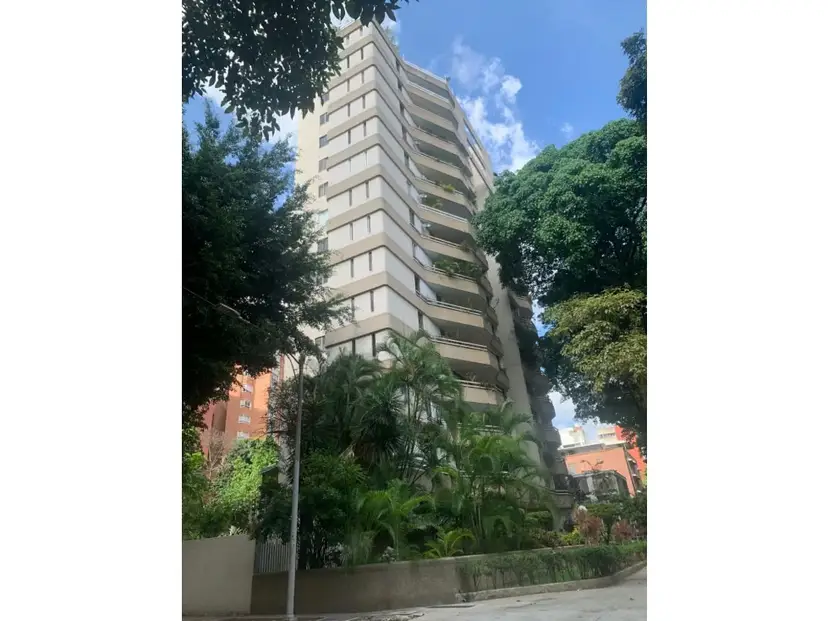 Se alquila apartamento 182m2 El Rosal 0357