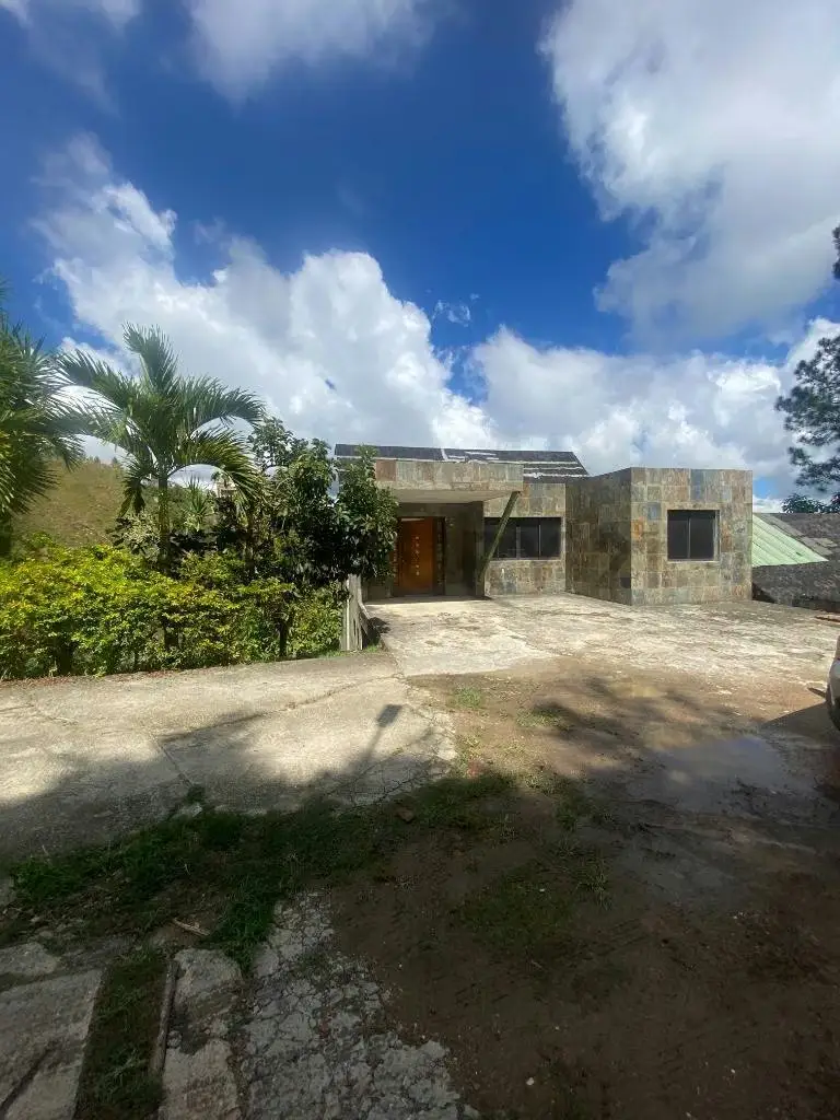 Se vende Terreno en Caicaguana, El Hatillo con Casa quinta en obra gris