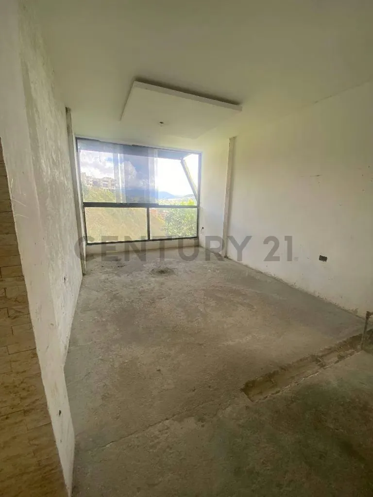 Se vende Terreno en Caicaguana, El Hatillo con Casa quinta en obra gris - 17